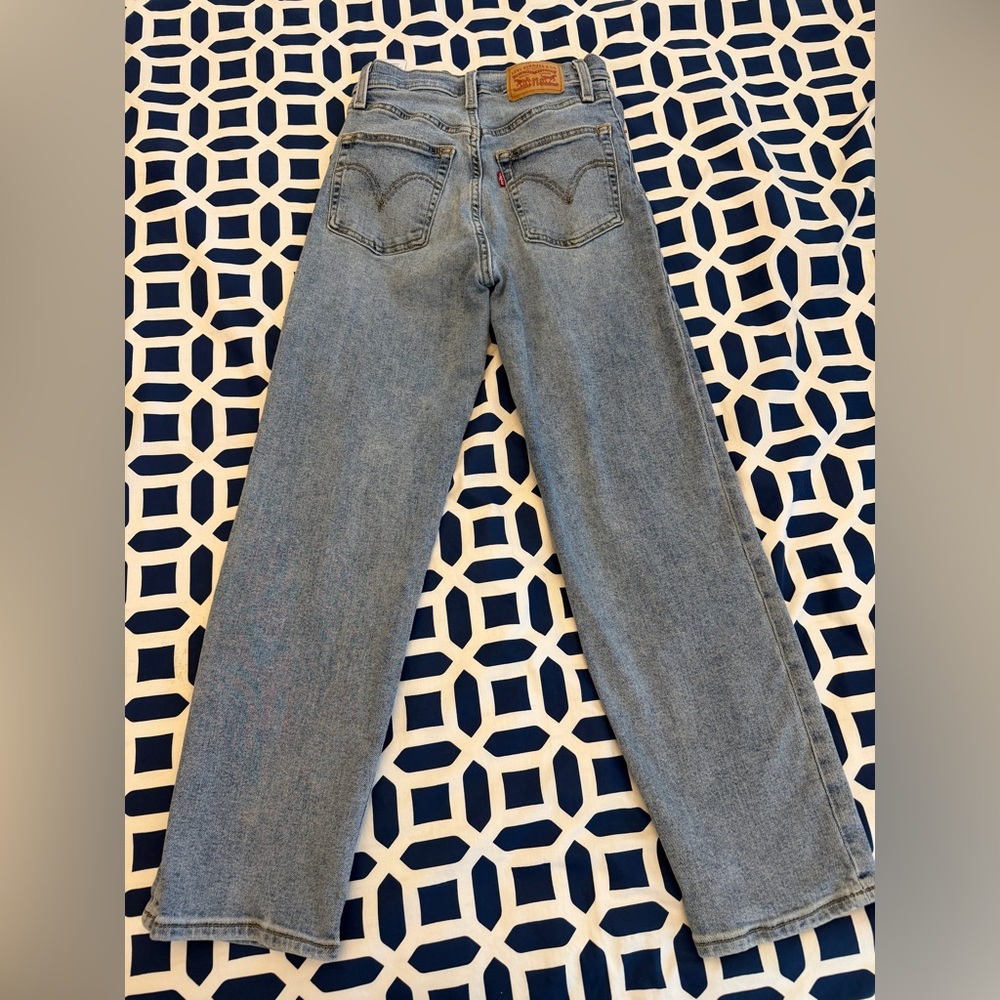 Levi’s Light Wash High-Rise Straight Women’s Jeans - Picture 4 of 9